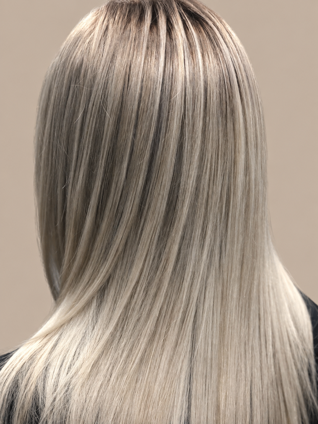 Blondes Haar mit feinen Farbverläufen, von hinten.