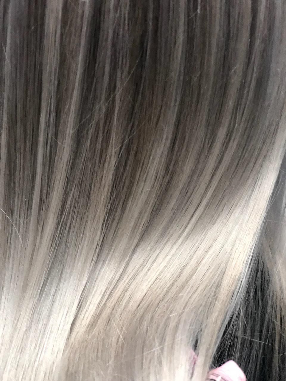 Detailaufnahme eines hellen Farbverlaufs im Haar.