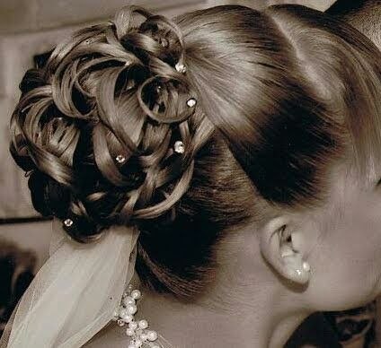Festliche Hochsteckfrisur mit Haarschmuck.